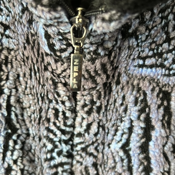 Women’s size 20 vintage zepla fleece, purple and black zip up fasten - Picture 4 of 5